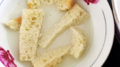 Bóc vỏ tỏi, băm nhỏ. Xé nhỏ ruột bánh mì, rưới phần sữa tươi còn thừa lên bánh mì, để bánh mì ngâm sữa tươi được mềm. Rửa sạch thịt heo thái nhỏ. Làm sạch da heo, đem luộc chín rồi thái nhỏ.