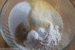 Trộn đều bột mì, 50gr bột bắp, muối, tiêu, đường, bột nở và muối nở.