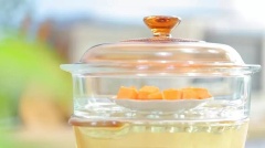 Khoai lang đen gọt bỏ vỏ, thái thành những que nhỏ, đặt vào đĩa, cho vào xửng hấp chín khoảng 15 phút. Sau đó cho khoai lang ra tô, dùng nĩa nghiền nhuyễn mịn.