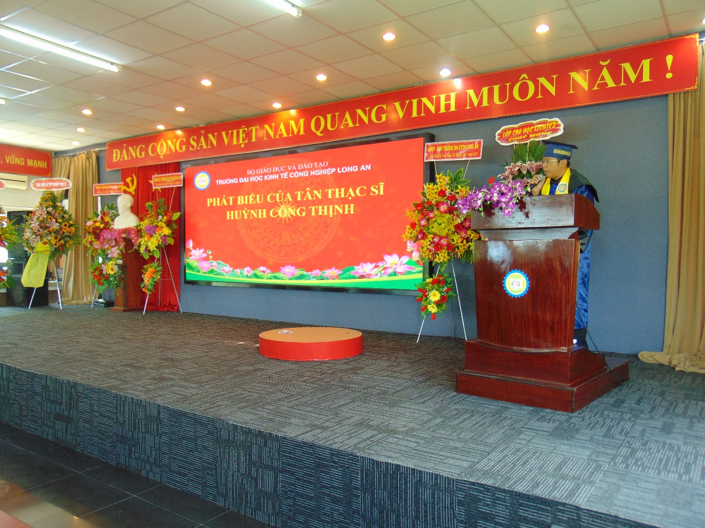 Tân Thạc sĩ Huỳnh Công Thịnh đại diện học viên DLA gửi lời tri ân đến quý thầy cô 