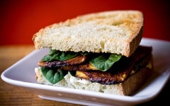 Kẹp đậu vào bánh mì sandwich. Mùi vị thơm ngon không thua kém gì bánh mì kẹp thịt đâu. Ăn chay kiểu này cũng thích đấy chứ.