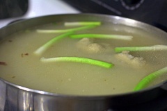 Khuấy nhẹ cháo, thấy chín mềm thì cho thịt vịt vào cùng. Thêm hành lá cắt khúc tiếp tục nấu khoảng 3 phút. Nêm gia vị 1 muỗng cà phê muối, 1/2 muỗng cà phê bột ngọt, 1/2 muỗng cà phê tiêu cho vừa ăn.