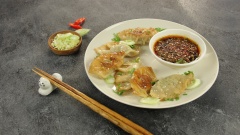 Món dumpling áp chảo thưởng thức nóng sẽ ngon hơn, chấm thêm nước tương có mè rang giúp món ăn trọn vị