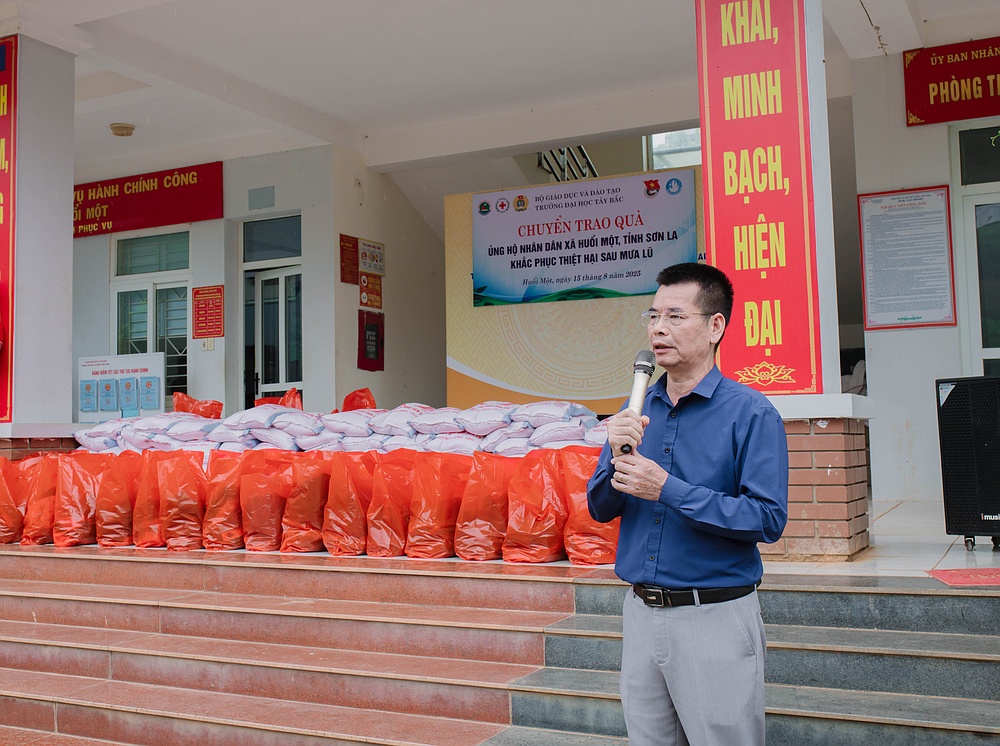 Trường Đại học Tây Bắc trao quà ủng hộ nhân dân xã Huổi Một, tỉnh Sơn La khắc phục thiệt hại sau mưa lũ