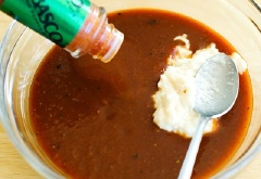 Hòa tan 1 muỗng canh sốt cà chua, 1 muỗng canh sốt mayonnaise, 1/2 muỗng canh tương ớt vào chén, khuấy đều.
