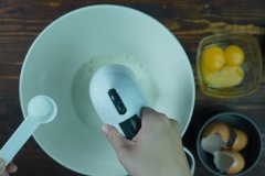Cho lòng trắng trứng vào âu. Để máy ở tốc độ thấp đánh đến khi nổi bọt khí lớn thì cho muối và cream of tartar. Đánh đến khi bọt khí nhỏ lại, hỗn hợp mịn như bọt xà phòng thì cho đường vào âu. Cho đường vào từng chút một, trong lúc cho đường vẫn giữ máy chạy ở tốc độ cao. Tiếp tục đánh đến khi trứng bắt đầu nổi đặc, có vân hiện ra khi chạy máy và bóng dẻo hơn thì hạ xuống tốc độ vừa. Trứng cần được đánh đến quá bông mềm một chút nhưng chưa đến bông cứng. Khi nhấc que đánh lên thấy có chóp kéo theo nhưng chóp này có thể sẽ hơi ngoặt xuống.