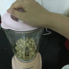 Cho hạt sen đã rửa sạch vào máy xay sinh tố, thêm 300ml nước lọc, xay nhuyễn trong khoảng 1 phút.