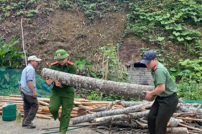 Công an xã Phong Dụ Thượng khẩn trương giúp dân khắc phục hậu quả mưa dông - Báo Lào Cai