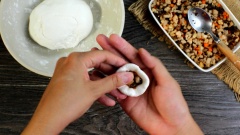 Phần vỏ bánh ít trần: Nặn bột thành những miếng tròn khoảng 15gr. Cho nhân vào trong vỏ bánh rồi vo tròn lại. Sau đó dùng khăn phủ nồi hấp. Hấp bánh trong 25 phút đến khi bánh chín, không còn lớp vỏ đục nữa là được.