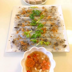 Cách làm bánh cuốn nhanh: Trải bánh tráng đã nhúng nước ra khay có phết chút dầu ăn chống dính, trải nhân thịt băm xào đều khắp bánh và cuộn lại, xếp ra đĩa. Sau cùng cho bánh vào chõ hấp lại khoảng 3 phút thì bánh chín, nóng, hoặc cho vào lò vi sóng quay 2 phút. Cho bánh cuốn ra rắc hành khô lên là xong. Pha thêm nước chấm, ăn cùng chả lụa rất ngon.