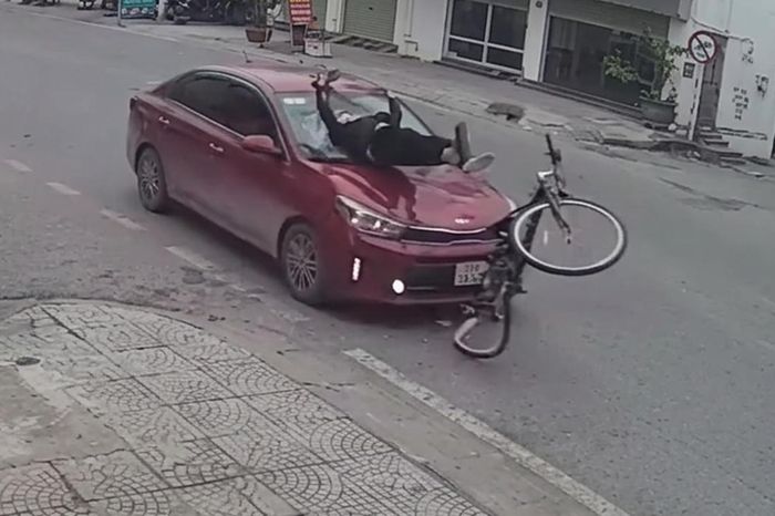 Ô tô phóng nhanh, húc văng người đi xe đạp lên nắp capo - Báo Xây Dựng
