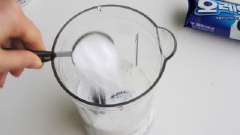 Cho 180ml sữa tươi, 60ml kem sữa tươi và 4 chiếc bánh oreo vào máy xay sinh tố, thêm 15g đường vào để kem có thêm vị ngọt. Bật máy xay nhuyễn mịn tất cả.