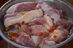 Thịt rửa sạch, để thịt kho trứng nước dừa ngon, nên cắt thịt thành những miếng to, ướp tỏi băm, ớt băm, 50g đường. Sau đó, gói kín, để tủ lạnh qua 1 đêm cho ngấm gia vị.