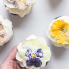Vậy là hoàn thành rồi. bạn có thể làm trước để đến khi làm cupcake, chỉ cần lấy ra sử dụng là xong. Nhìn những topping hoa đẹp tuyệt thế này, ai mà nỡ ăn chứ?