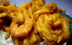 Đun sôi dầu ăn. Cho bánh mì nhúng khoai lang, tôm vào, chiên vàng giòn, nhỏ lửa cho 2 mặt chín đều. Gắp bánh mì ra đĩa có lót sẵn 1 lớp khăn giấy cho thấm dầu.