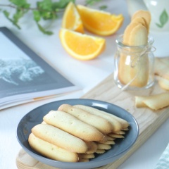 Bánh lưỡi mèo mang ra khỏi lò sẽ vẫn còn hơi mềm, khi bánh nguội sẽ trở nên cứng và giòn hơn, thơm mùi bơ, thoang thoảng hương cam. Cách làm bánh lưỡi mèo cũng thật đơn giản đúng không nào? Ăn bánh lưỡi mèo, uống trà thì vô cùng hơp lý đấy. Bạn có thể cho bánh lưỡi mèo vào hủ và đậy kín để dành dùng dần trong khoảng 7 - 10 ngày.
