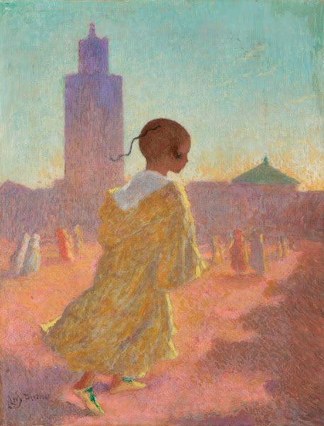Petit enfant dans la cour dune mosquée