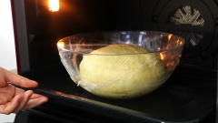Cho bột vào tô thủy tinh có phết bơ xung quanh. Bọc kín bột lại rồi cho vào Baking tray. Đặt baking tray ở ngăn dưới cùng. Chỉnh chế độ STEAM PROOF -> ENTER -> 40 độ C -> 40-50 min -> START.