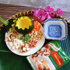 Bí đỏ cắt zig-zag, lấy phần ruột ra. Các nguyên liệu: nấm rơm, đậu rửa sạch, nấm đông cô thì cắt hạt lựu nhỏ vừa, tất cả chần qua nước sôi bỏ tí muối, vớt ra bỏ vào tô nước đá lạnh để giữ cho giòn và màu sắc tươi.