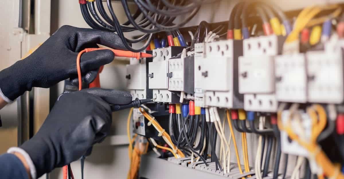 Electricista autorizado realizando inspección de cuadro eléctrico para boletín eléctrico en Tenerife