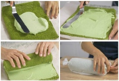 Sau 30 phút chờ bánh nguôi và bánh giữ được form rồi thì trải bánh ra mặt phẳng, trét kem đều lên toàn bộ mặt bánh sau đó nhẹ nhàng cuộn bánh lại. Dùng giấy nến cuộn kín cuộn bánh, buộc 2 đầu lại rồi đặt vào tủ lạnh ít nhất 2 giờ để kem đông.