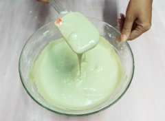 Khuấy đều tay. Đến khi hỗn hợp mịn và có màu xanh nhạt. Trong lúc này, cho nồi hấp lên bếp, bật lửa lớn đun nước cho thật nóng.