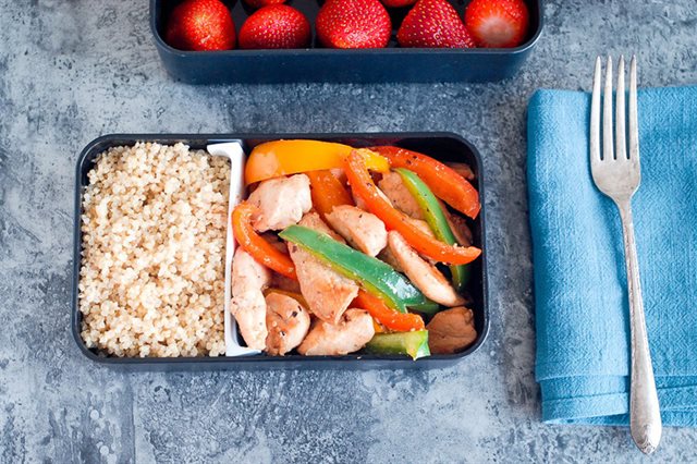 Thịt Gà Xào Ớt Kèm Hạt Quinoa
