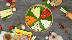 100gr măng tươi cắt sợi mỏng. 100gr cà chua cắt múi cau. 100gr khoai môn gọt vỏ bào lát mỏng. 100gr nấm mỡ rửa sạch cắt làm 3. 100gr cà rốt tỉa hoa, cát lát.