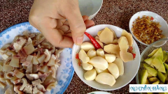 Cóc gọt vỏ, ngâm vào nước muối loảng, cắt thành từng khúc nhỏ cho dễ ăn. Rau răm rửa sạch cắt nhỏ ra để tí chúng ta trộn gỏi. Tỏi bóc vỏ, sả cắt khoanh, chiên vàng.