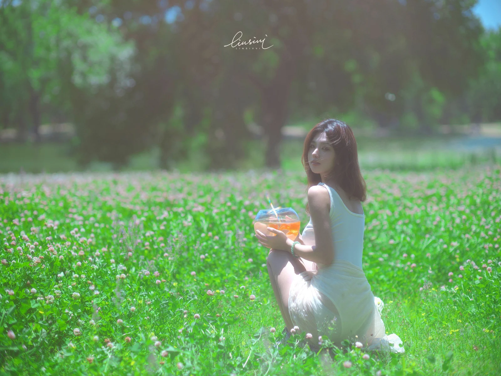 Woman in a Green Meadow - Soft Focus Portrait 4K Wallpaper (4000x3000)