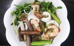 Thế là từ nay thèm thuồng bún mắm miền Tây thì không phải chạy khắp nơi tìm quán roài. Ăn bún mắm ở nhà, ai siêng thì làm mắm me, không siêng thì pha chút nước mắm mặn cùng tí bột ngọt, xắt miếng ớt tươi vào cho cay, vắt miếng tắc vào cho chua chua. Rồi thì chấm hải sản mà làm tới thôi. Không nhiều thịt thà như ngoài quán vì em chỉ thích tôm, mực, heo quay nên làm mỗi 3 món này. Có cách làm bún mắm miền Tây này rồi các bạn nhớ ghi lại nha.