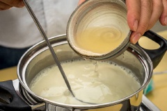 Hòa tan 3 muỗng cà phê gelatin trong chén nước nhỏ. Cho hỗn hợp gelatin vào nồi và đun nhỏ lửa. Bào vỏ chanh xanh.