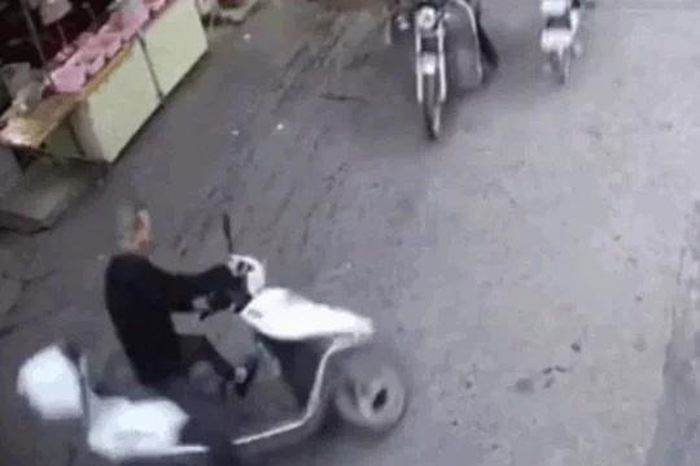 Màn xử lý khó tin khi cụ ông xoay xe 180 độ để né ô tô trong gang tấc - Tạp chí Doanh Nghiệp Việt Nam