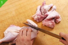 Lọc bỏ mỡ gà, rửa sạch, chặt miếng vừa ăn. Đổ nước vào nồi, bật lửa lớn 5 phút. Khi nước sôi làm sạch thịt gà bằng cách luộc sơ 2 phút, rồi vớt ra.