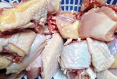 Gà làm sạch, chặt miếng vừa ăn. Bóp qua thịt gà với rượu trắng và gừng giã nát. Hoa Atiso rửa sạch, gỡ bỏ 1 ít lớp cánh ngoài. Bổ đôi hoa và gỡ bỏ phần nhụy hoa (phần lông tơ trắng trong hoa). Tiếp tục bổ từng nửa hoa thành đôi hoặc 3 miếng (tùy độ to nhỏ). Ngâm hoa atiso đã cắt nhỏ vào nước muối loãng, sau đó trần qua nước sôi trước khi nấu.