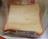 Cắt bỏ bìa bánh mì đo xúc xích cắt bằng với bánh mì cắt thành đoạn dùng ghim thành xâu.cho bơ vào chảo cho bánh mì vào đem chiên vàng 4 mặt.trứng cho chút muối đánh tan rồi lược.khi chảo còn nóng cho trứng vào tráng thành hình chữ nhật rồi mở lửa nhỏ