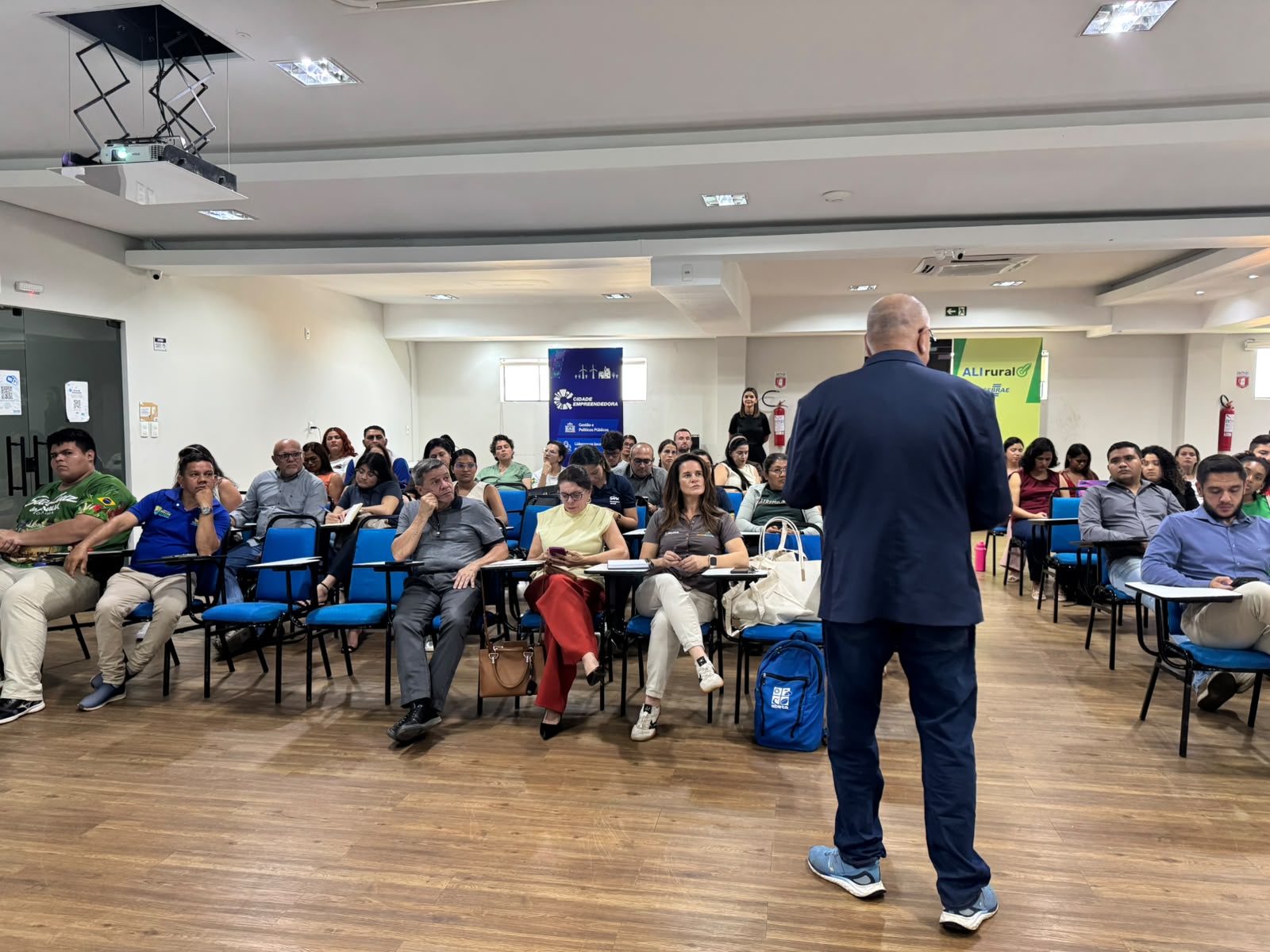 Empreendedores locais participam de seminário sobre oportunidades no turismo sustentável em Roraima.