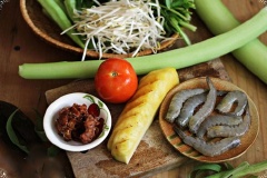 Tôm cắt bỏ bớt râu, rửa sạch để ráo. Me ngâm nước nóng rồi lọc lấy nước cốt.