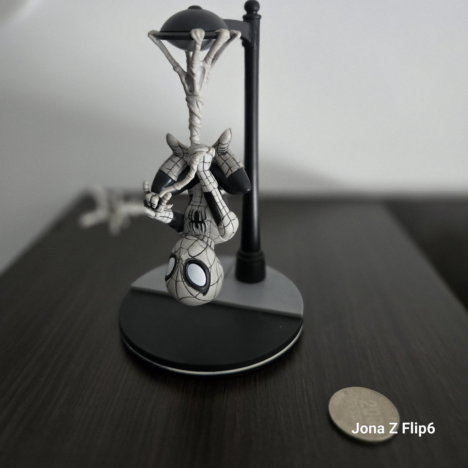 Figura Q-Fig de Marvel's Spider-Man por Quantum Mechanix Qmx Loot Crate Junio 2017 Exclusiva Variante Webslinger Noir