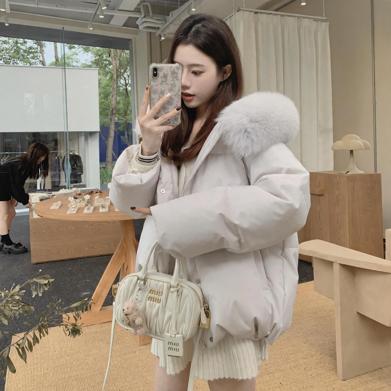 Short padded women's jacket with hood and fur collar