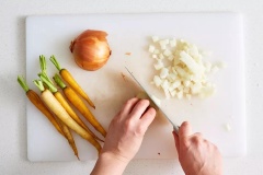 Chuẩn bị nguyên liệu. Cà rốt và hành tây làm sạch vỏ, thái hạt lựu. Bông cải trắng rửa sạch, cắt nhỏ. Bắc chảo lên bếp, cho dầu olive vào đun nóng, thả hành tây vào phi thơm, sau đó cho bông cải trắng vào xào trong khoảng 5 phút.