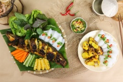 Cá nướng xong gấp ra đĩa, chuẩn bị thêm một ít xà lách rau thơm, khế chua, cà rốt và dưa leo để ăn kèm. Ngoài ra thì chuẩn bị thêm bún hoặc bánh hỏi nếu bạn muốn ăn no nhé. Thêm 1 chén nước mắm mặn ngọt, điểm chút thì là và thơm cho cho hương vị thêm đặc sắc, vậy là món cá lóc nướng riềng mẻ đã hoàn thiện rồi nè. Món này ăn gia đình hay cho các quý ông nhâm nhi là quá hợp lý luôn đấy nhé! Cá lóc mềm thơm dậy mùi riềng sả, thoang thoảng mùi mắm tôm, hương vị mặn mặn ngọt ngọt rất vừa miệng đó.