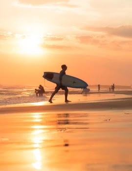 Surfeur sur la plage en Indonésie