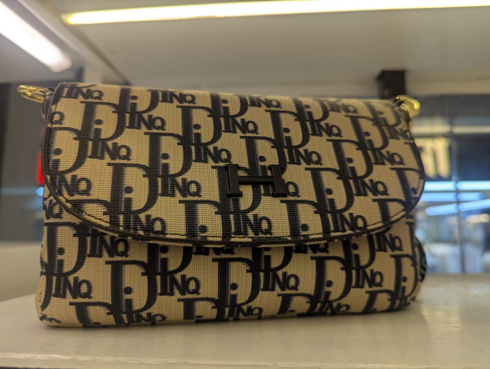 Item 4 - Ladies Bag DinQ