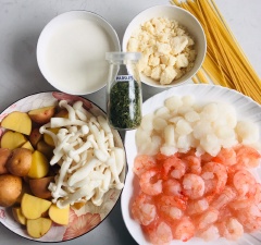 Cho 3 thìa canh dầu ô liu vào chảo rồi cho tỏi vào phi sơ cho thơm rồi cho tôm, sò điệp vào chảo