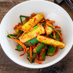 Chỉ cần cho kimchi dưa leo cà rốt hẹ vào hũ thủy tinh, để 12 - 18 tiếng bên ngoài rồi cho vào tủ lạnh ăn dần nha. Cách làm kim chi này cực kì dễ và ngon lắm đấy. bạn có thể thử làm ngay tại nhà và thưởng thức nhé.