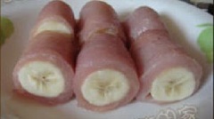 Đặt chuối lên thịt đã ướp rồi cuộn lại như hình bên.