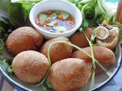 Bánh chiên nhân thịt nấm vậy là đã hoàn thành rồi đó. Cho ra dĩa, có xà lách, rau thơm cùng với chén nước mắm dưa leo. Chắc chắn sẽ là món quà vặt quen thuộc với mọi người từ trẻ nhỏ tới người lớn, dùng ăn sáng hay ăn vặt đều hợp. Ngon nhất có thể chuẩn bị thêm chén nước chấm chua ngọt nè. Cách làm bánh chiên nhân thịt nấm cũng chẳng hề khó phải không, nhất định phải thử đó!!