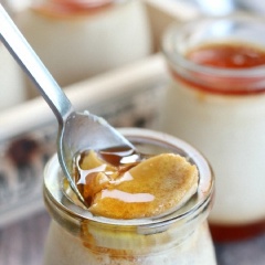 Lọc hỗn hợp qua rây cho thật mịn mượt rồi rót vào khuông pudding cho cao khoảng 80% rồi rót số caramel còn lại vào đầy ly. Bọc từng ly với giấy bạc sau đó cho vào lò nướng ở 150 độ C trong 45-50 phút. Sau đó bạn lấy pudding ra, để nguội hẳn rồi mới cho vào tủ lạnh nhé!