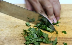 Đậu phộng rang chà vỏ, giã dập. Rau răm rửa sạch, cắt nhỏ.